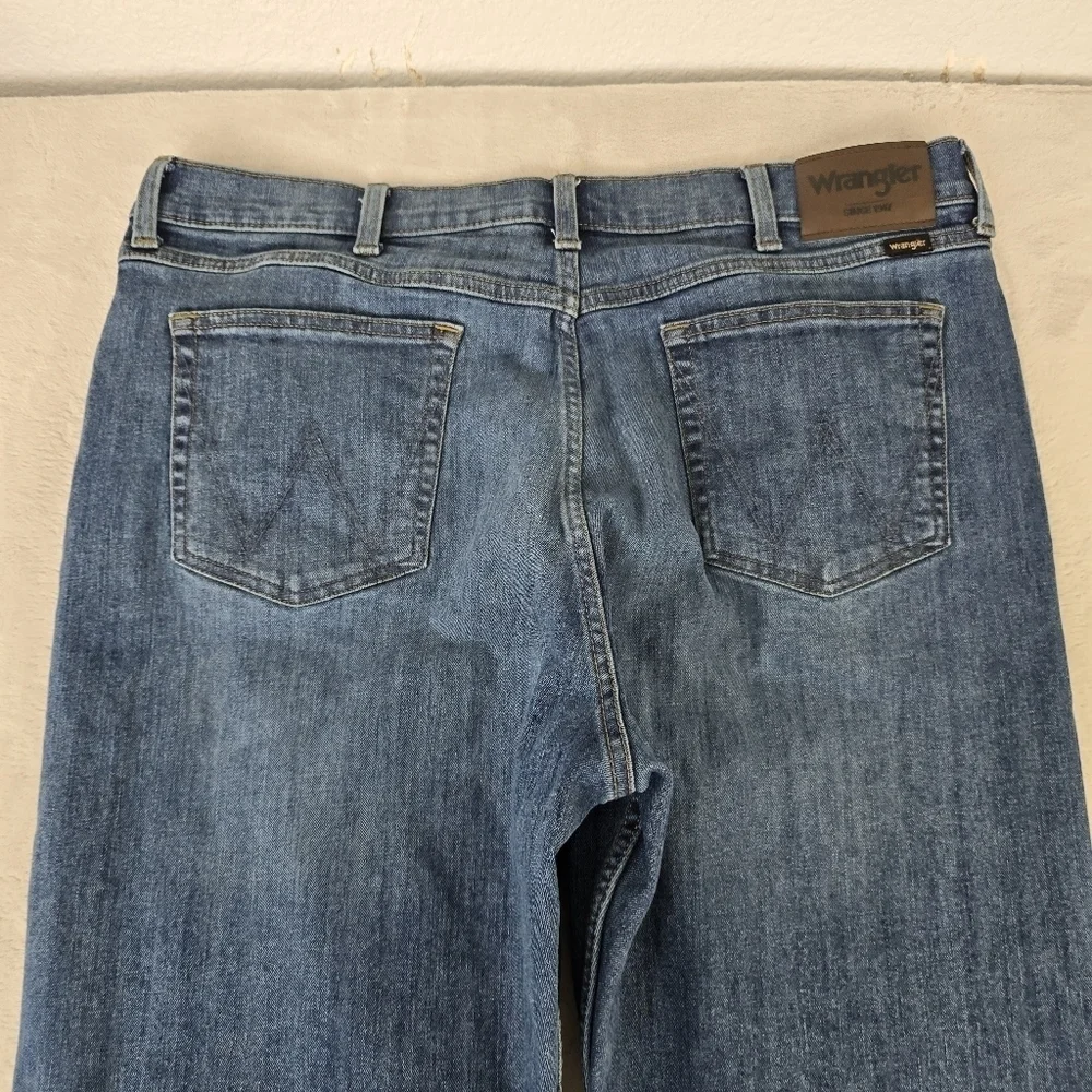 Wrangler Men's Relaxed Fit Blue Straight Jeans Sz 38x31